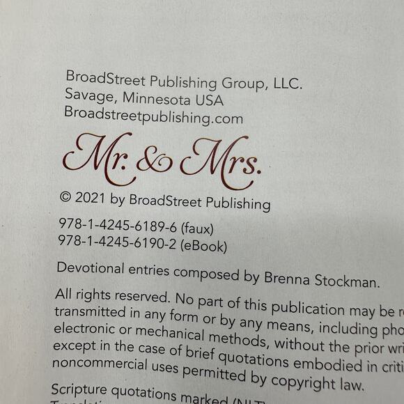 Daily Devotions Book, Mr & Mrs 365 Daily Devotions for Busy Couples Leather - Picture 4 of 6